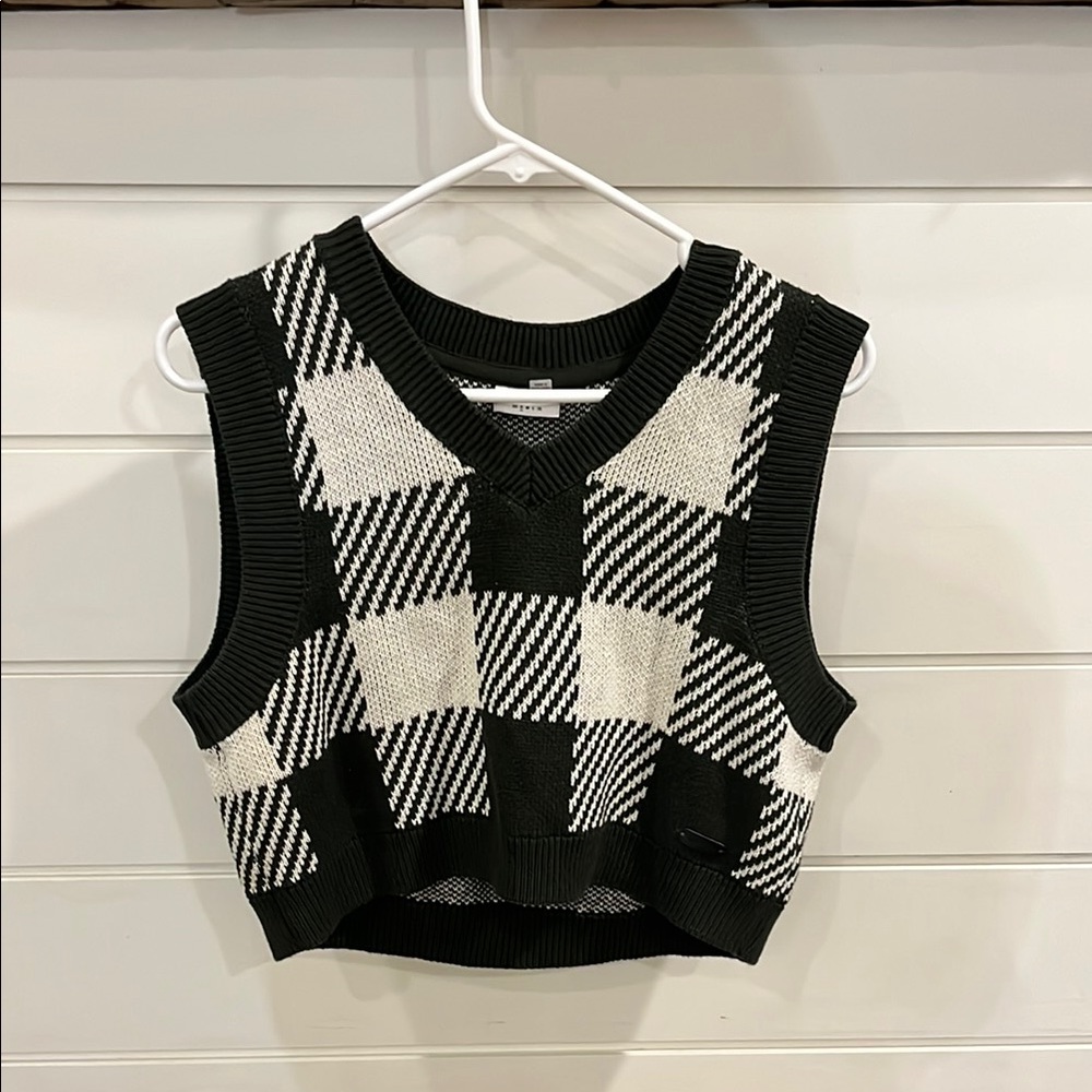 Noisy may Black and White Round Neck Sleeveless Crop Top